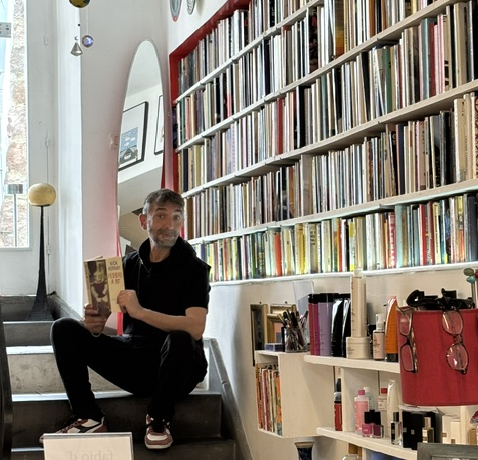 A Panarea c'è Fabio, il parrucchiere che regala anche storie