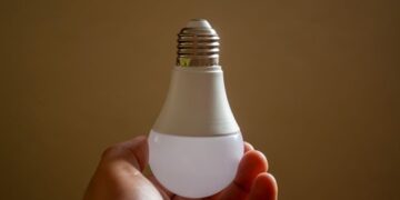 Efficienza elettrica domestica: dove si perde energia nell'impianto e quali componenti sostituire