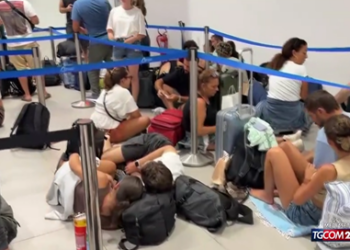 Etna, aeroporto di Catania ancora fermo: a rischio il turismo della Sicilia orientale