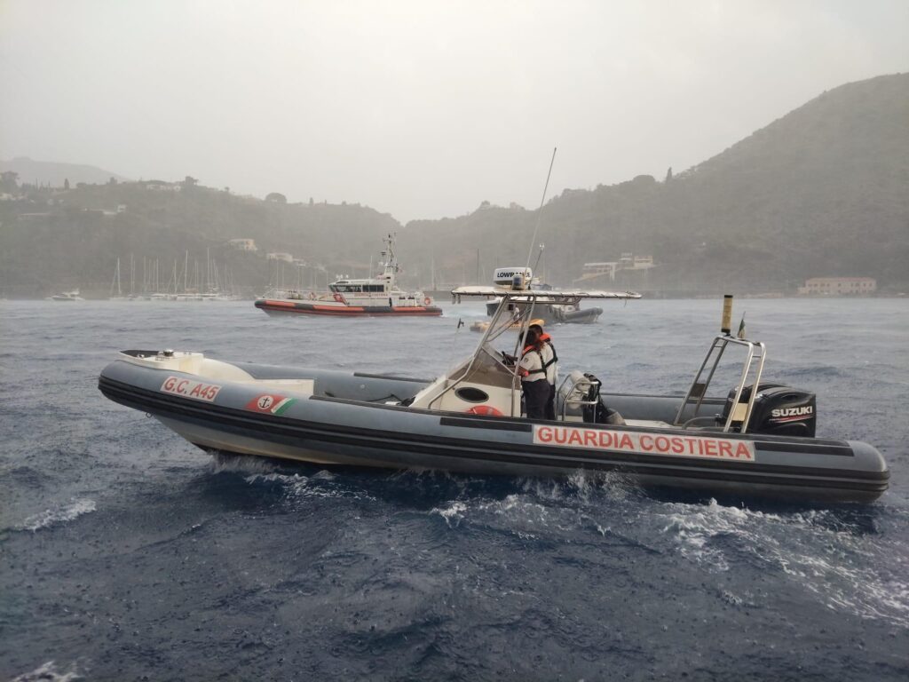 Incendio a bordo di un’imbarcazione a Lipari: intervento di Guardia Costiera e Vigili del Fuoco 1