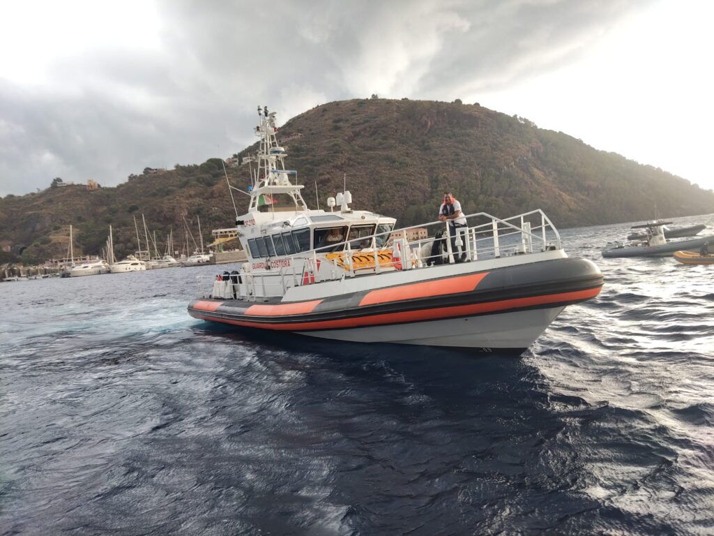 Incendio a bordo di un’imbarcazione a Lipari: intervento di Guardia Costiera e Vigili del Fuoco 2