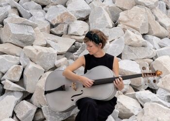 Naomi Berrill a Lipari, quando il violoncello incontra il mare: «Sto cercando la bellezza»
