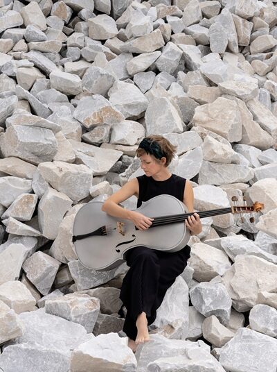 Naomi Berrill a Lipari, quando il violoncello incontra il mare: «Sto cercando la bellezza»