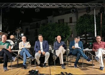 Montalbano Elicona : il mare e la montagna s'incontrano in piazza