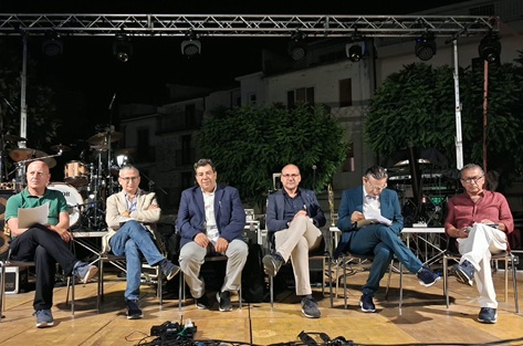 Montalbano Elicona : il mare e la montagna s'incontrano in piazza