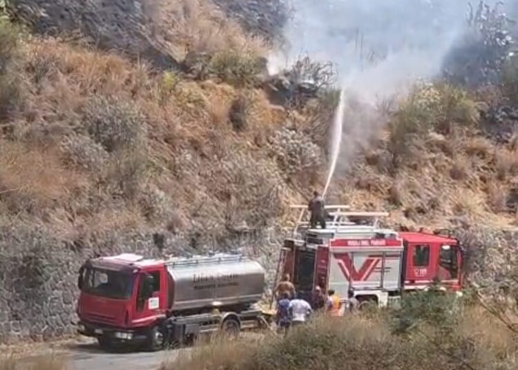 Lipari, ancora un incendio tra Schiccione e Palmento