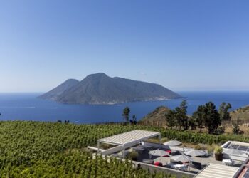 Massimo Lentsch: «Il Sunset deve valorizzare ciò che lo circonda». A Castellaro il futuro delle Eolie passa da musica, vino e territorio