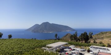 Massimo Lentsch: «Il Sunset deve valorizzare ciò che lo circonda». A Castellaro il futuro delle Eolie passa da musica, vino e territorio
