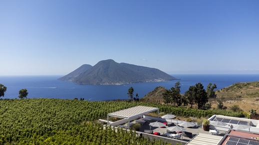 Massimo Lentsch: «Il Sunset deve valorizzare ciò che lo circonda». A Castellaro il futuro delle Eolie passa da musica, vino e territorio