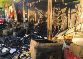 Fiamme prima dell’alba a Vulcano, semidistrutto un rimessaggio nautico