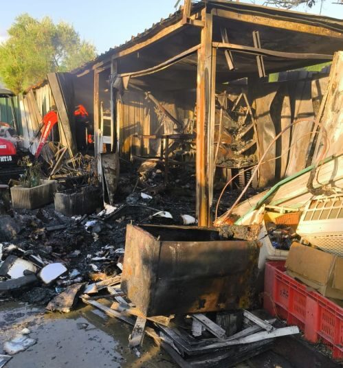 Fiamme prima dell’alba a Vulcano, semidistrutto un rimessaggio nautico