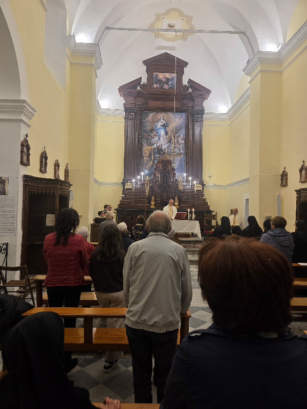 Alla vigilia di Ognissanti, la luce della fede illumina il camposanto