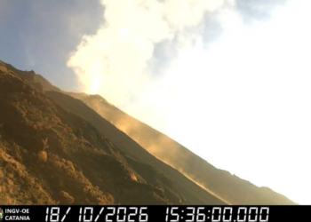 Stromboli, cede parte del cono vulcanico: frana di materiale caldo lungo la Sciara del Fuoco