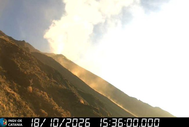 Stromboli, cede parte del cono vulcanico: frana di materiale caldo lungo la Sciara del Fuoco