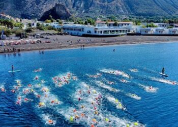 Vulcano, la Traversata delle Eolie vince anche contro il caos dei voli
